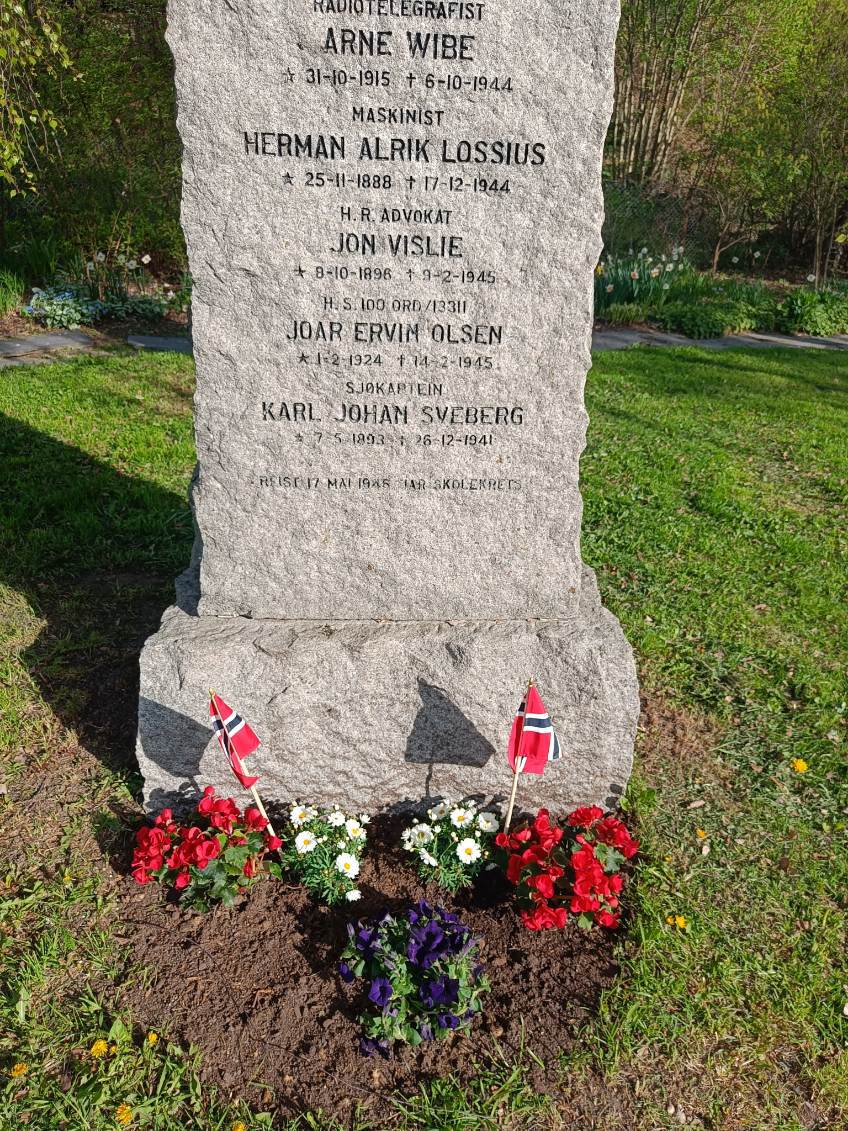 Jar Vel i aksjon: Blomster ved minnestøtten i mai